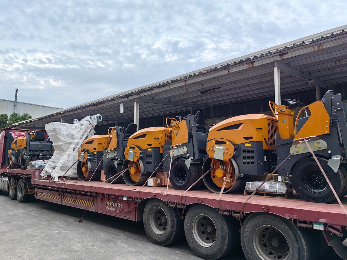 發往俄羅斯圣彼得堡20臺思拓瑞克雙鋼輪、鋼膠壓路機裝柜進行時···